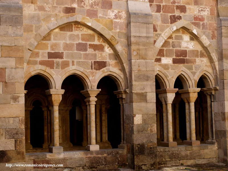 DETALLE DE UNA CRUJA DEL CLAUSTRO